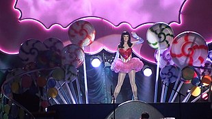 Katy Perry esibisce il singolo Teenage Dream al California Dreams Tour