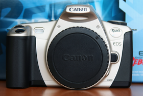 A Canon EOS 300 elem illusztrációja