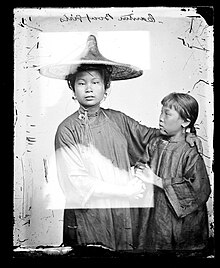 Canton boat girls by John Thomson 1869.jpg