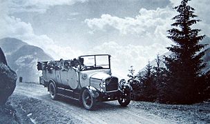 Un car postal Saurer AD sur la route du col du Saint-Gothard dans les années 1930.