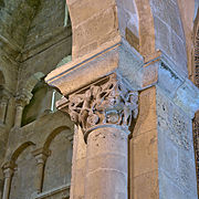 Capitel corintio decorado con figuras antropomorfas.