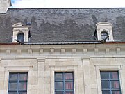 Les lucarnes classicisantes de la façade extérieure.