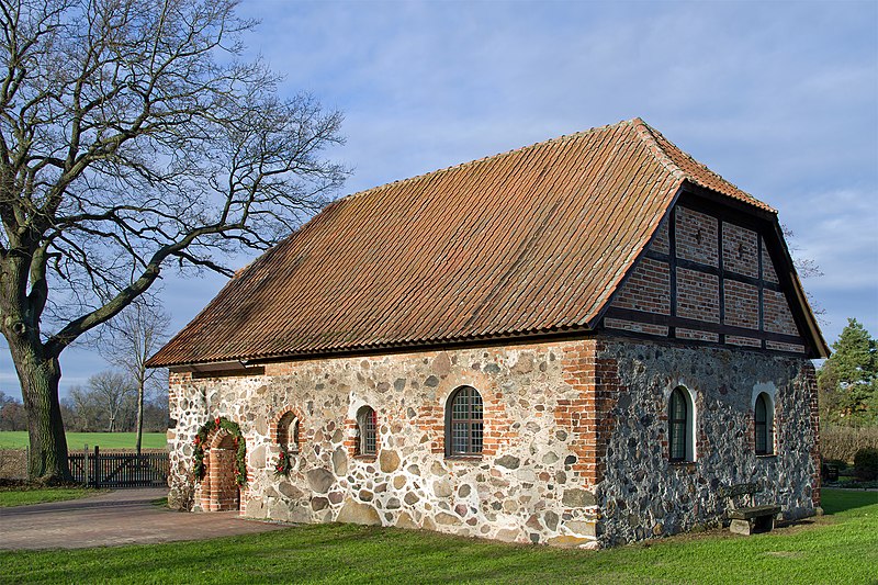 File:Chapel of Vietze2.jpg