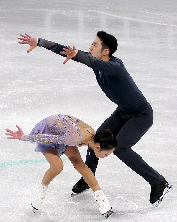 Peng and Wang performing their short program at the 2024 World Championships