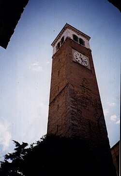 Glockenturm der Kirche St. Martino Vescovo.