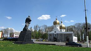 Christ Resurrection kerk en Lenin in Krichev (Wit-Rusland).JPG