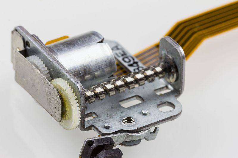 File:Citizen W1D-9364 - motor of the read write head with leadscew-3394.jpg