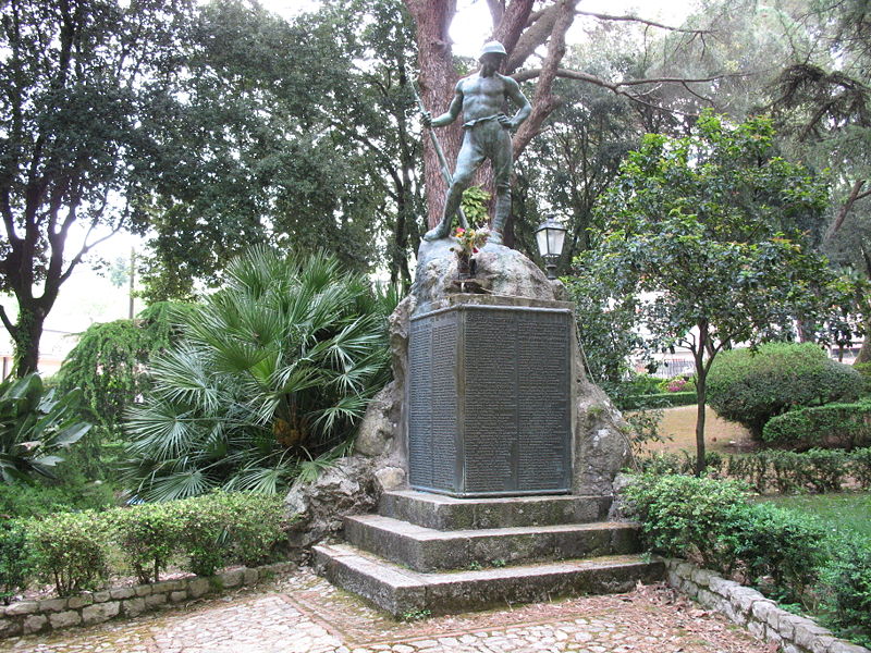 File:Cittanova - Villa comunale23-Monumento ai caduti.jpg