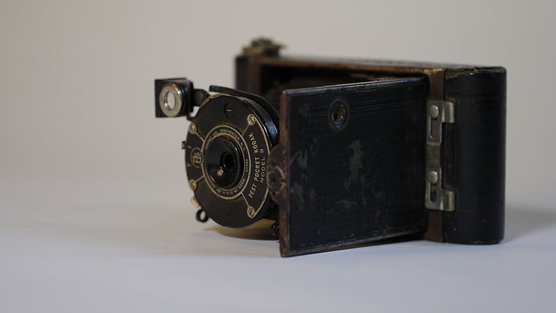 File:Classic cameras P1010951-KVP (9153340792).jpg