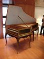 由法國巴黎製造商家族Jean-Henri Hemsch於1761年–1762年所製造的雙排鍵盤大鍵琴，現存放在巴黎音樂博物館內（晚期作品）