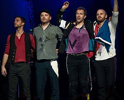Coldplay di akhir sebuah konser pada Desember 2008. Dari kiri ke kanan: Guy Berryman, Jonny Buckland, Chris Martin, dan Will Champion.