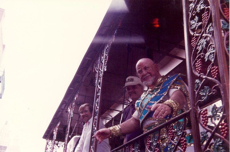 File:Connie Jones Pete Fountain Mardi Gras Float.jpg