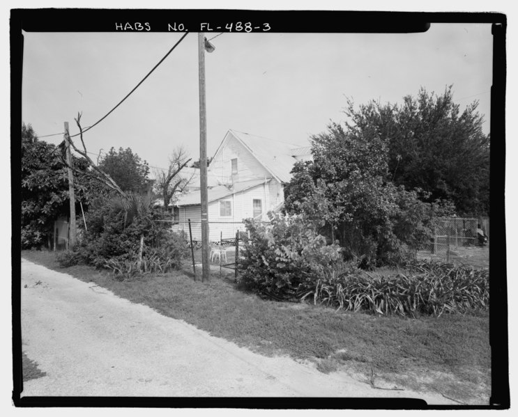 File:Context view of south rear of 1904 West Laurel Street, facing northwest. - 1904 West Laurel Street (House), Tampa, Hillsborough County, FL HABS FL-488-3.tif