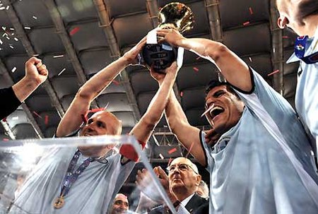 President Giorgio Napolitano at the center of the photo, after presenting the trophy to Rocchi and Ledesma, welcomes the victory for Lazio after the C