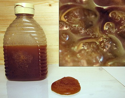Crystallized honey: The inset shows a close-up of the honey, showing the individual glucose grains in the fructose mixture.