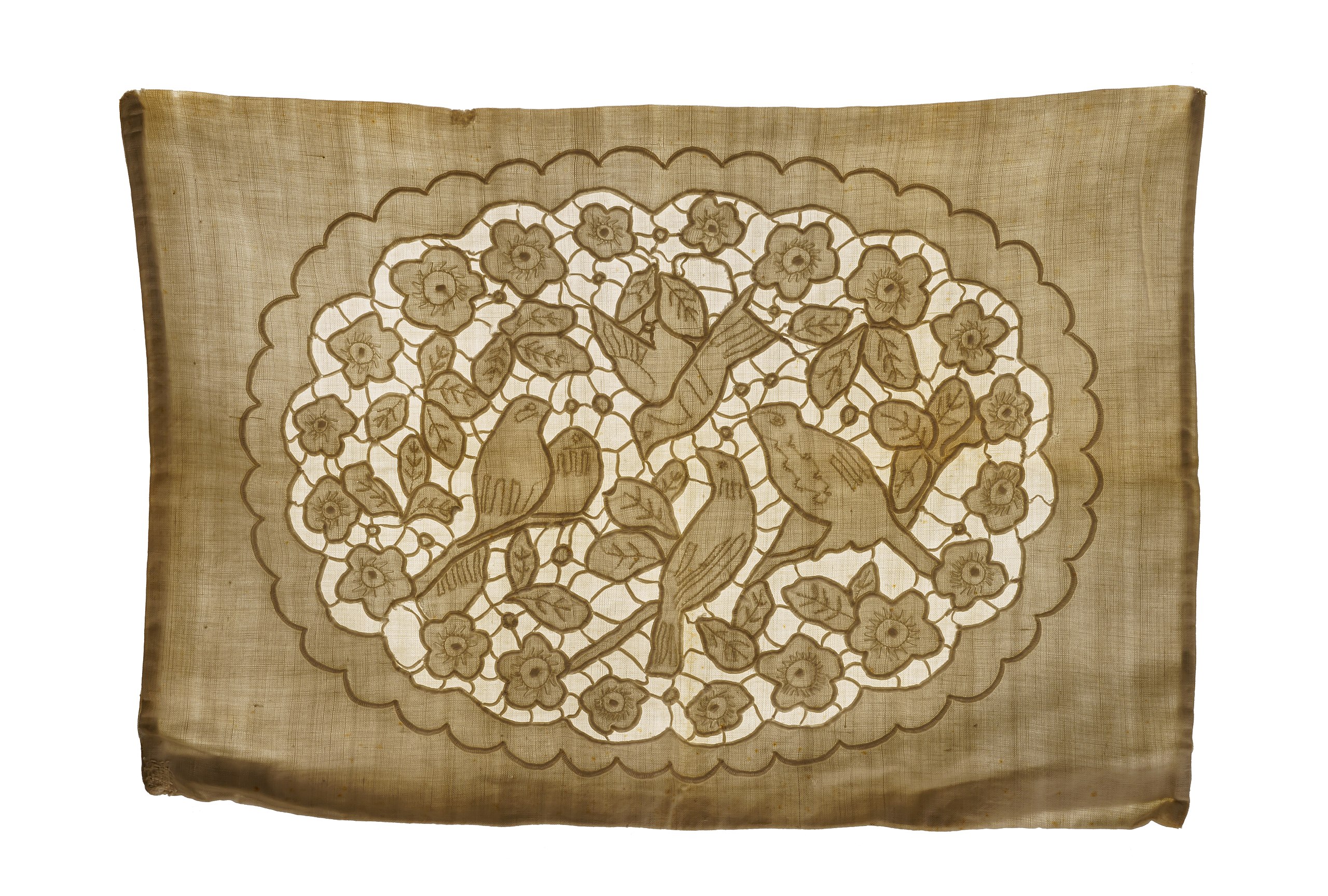 https://upload.wikimedia.org/wikipedia/commons/thumb/e/e1/Cutwork_embroidery_depicting_a_flock_of_birds_on_pillowcase_made_of_post-war_coarse_fabric.jpg/2560px-Cutwork_embroidery_depicting_a_flock_of_birds_on_pillowcase_made_of_post-war_coarse_fabric.jpg