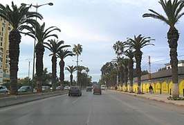 La pénétrante de l'aéroport, limite géographique entre les communes de Bab Ezzouar (à gauche) et de Dar El Beïda (à droite).