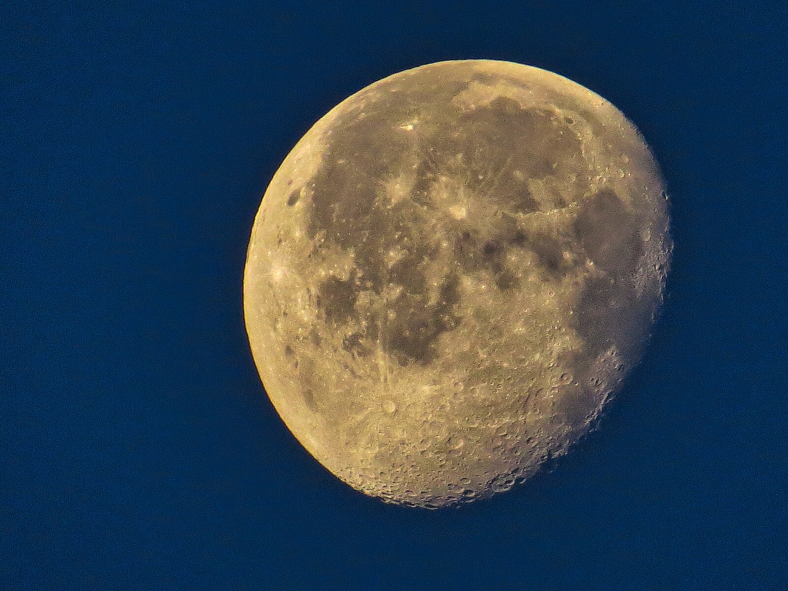 18 день луна. Фотографии Луны в высоком разрешении. Луна 7. Луна 18 мая. Луна 10 мая.