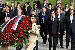 Medvedev lays a wreath at the monument to heroes (Baku) Dmitry Medvedev in Azerbaijan 3 July 2008-7.jpg