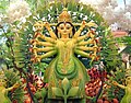 La diosa Durga de verde, durante un evento ambientalista en la India