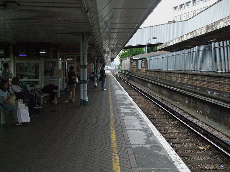 File:East Croydon stn platform 6 look north.JPG