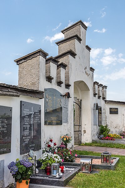 File:Ebenthal Radsberg Friedhofseingang stufenförmiger Überbau 12062019 6770.jpg