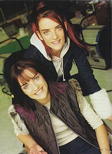 Эдель (справа) со своей сестрой-близнецом Киви в 1998 году.