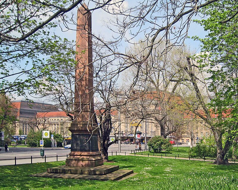 Die Leipzig-Dresdner Eisenbahn-Compagnie (LDE) 800px-Eisenbahn-obelisk_Leipzig