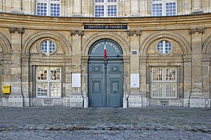 Entrée de l'ancien collège des Quatre-Nations, siège de l'Institut de France, dans le 6e arrondissement de Paris. (définition réelle 3 024 × 2 007)