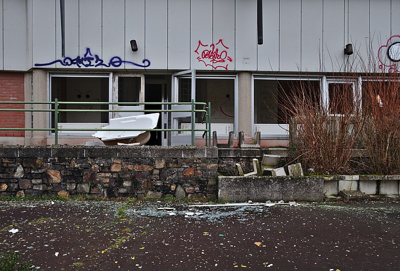 File:Entrance to Sanatorium du Basil with a damaged bathtub, Stoumont, Belgium (DSCF3508).jpg