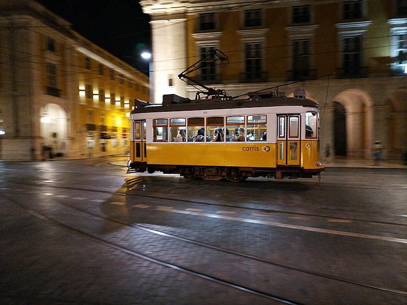 File:Era noite em Lisboa. Tranvía 575 de Lisboa, Portugal.jpg