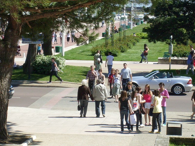 File:Esplanade du front de mer au printemps - panoramio.jpg