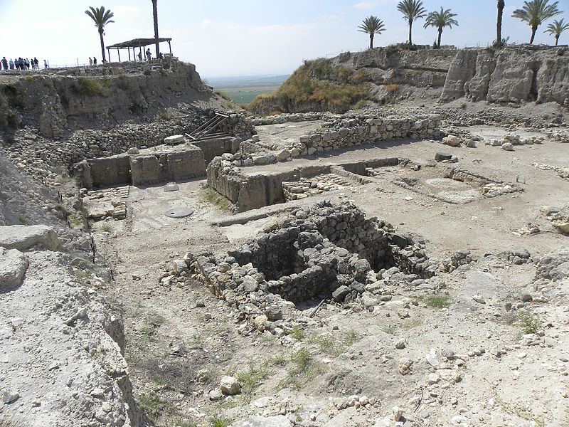 File:Excavations at Tel Megiddo (20693205846).jpg