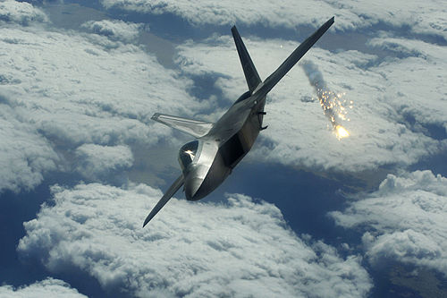 מטוס F-22 ראפטור משגר נור הטעייה ומוץ במהלך אימון.