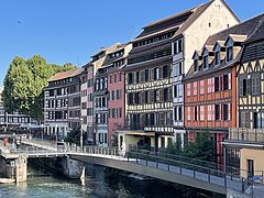 Façades sur rivière, rue des Fichier:Ill river @ Petite France @ Grande Ile @ Strasbourg (43801152730).jpg