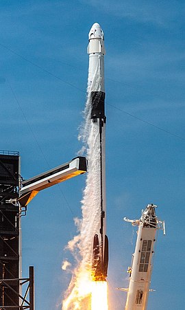 2020年5月30日にCrew Dragon Demo-2ミッションを搭載してケネディ宇宙センターから打ち上げられるファルコン9のブロック5型。ロケットの段間の特徴的な黒い熱保護コーティングが識別できる。