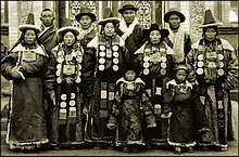 Familj i Lanchow, Kina 1944 Fr.  Mark Tennien Restored.jpg