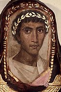 Sala 62: detalle del caso de la momia de Artemidoro el Joven, un griego que se había establecido en Tebas, Egipto, durante la época romana, 100-200 d.C.