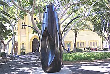 Mujer botella situada en el Parque Cultural Viera y Clavijo de Santa Cruz de Tenerife. El 28 de enero de 2002 es declarada Bien de Interés Cultural con la categoría de Bien Mueble.[6]