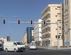 Bezirksschild Fereej bin Durham (unten rechts) an der Kreuzung der Al Mansoura Street und der Al Orouba Street.