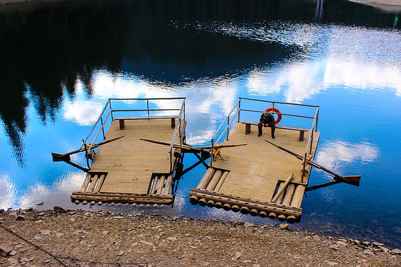 File:Ferryman on Lake Synevyr.jpg