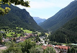 Pohled na Filisur při pohledu na jihovýchod, nahoru směrem k průsmyku Albula