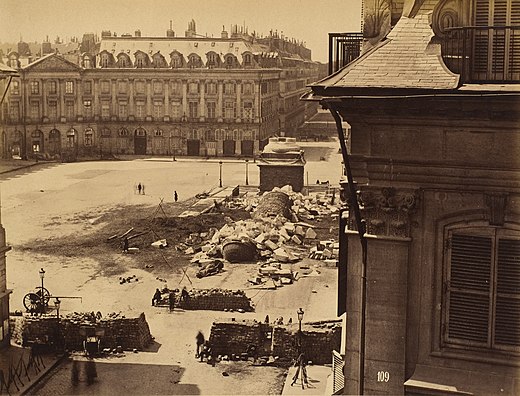 De resten van de Colonne Vendôme die door de communards was neergehaald