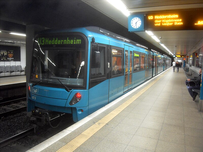 File:Frankfurt am Main- U-Bahnhof Miquel-, Adickesallee- auf Bahnsteig Richtung Ginnheim, Gonzenheim, Hohemark- Richtung Ginnheim, Gonzenheim, Hohemark- U 5-Triebwagen 607 B 28.3.2010.jpg