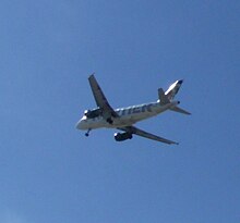 Un avión de Frontier Airlines aterrizando en el Aeropuerto Internacional de Phoenix-Sky Harbor.