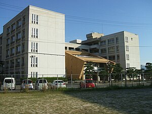 福山葦陽高等学校の校舎正面