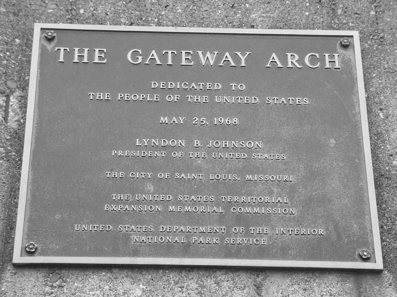 File:Gateway Arch Plaque.jpg