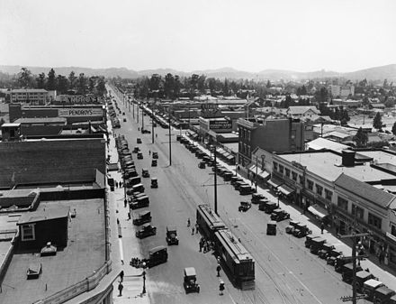 Brand Street in Glendale – a Glendale–Burbank Line streetcar stops to pick up and drop off passengers in 1915.