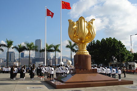 Tập_tin:Golden_Bauhinia_Square_20080830.JPG