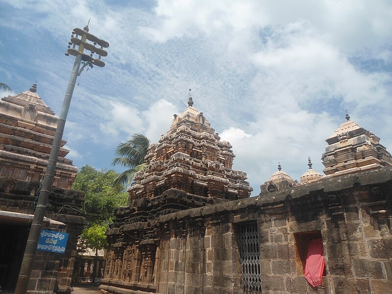 File:Golingeswara temple Biccavole east godavari.jpg